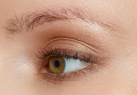 Gros plan d'un oeil avec des cils courts