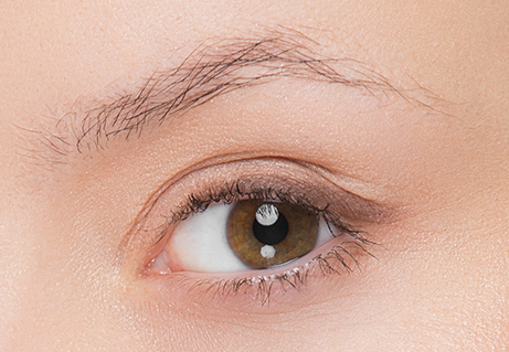 Gros plan d'un oeil avec des cils courts