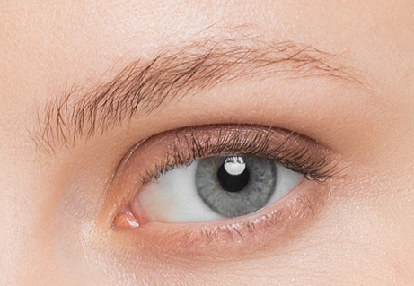 Gros plan d'un oeil avec des cils courts
