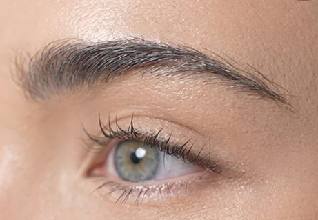 Gros plan d'un oeil avec des cils courts