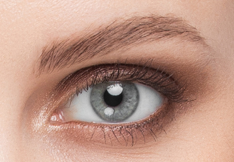 Gros plan d'un oeil avec des cils courts