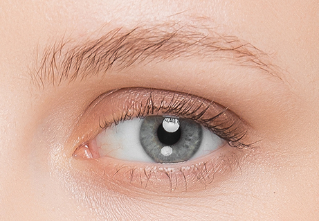 Gros plan d'un oeil avec des cils courts