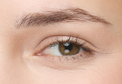 Gros plan d'un oeil avec des cils courts