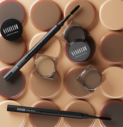 Brosse à sourcils et pots de pommade à sourcils sur fond beige