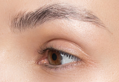 Gros plan d'un oeil avec des cils courts