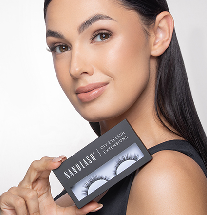 Femme blonde tenant des kits d'extension de cils