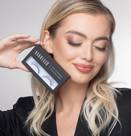 Femme blonde tenant des kits d'extension de cils