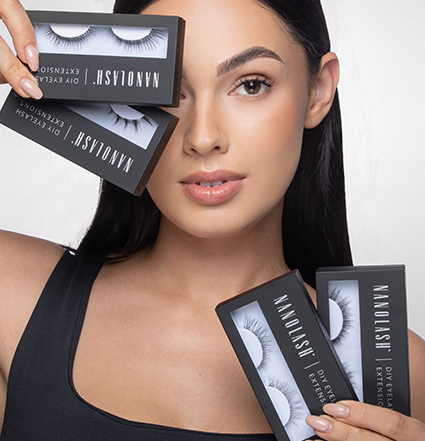 Femme blonde tenant des kits d'extension de cils