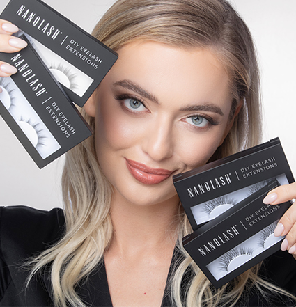 Femme blonde tenant des kits d'extension de cils