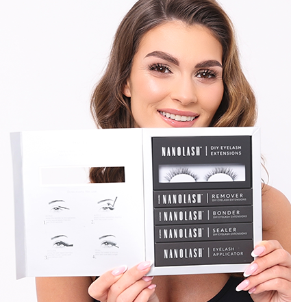 Modèle avec un large sourire tenant un kit de démarrage d'extensions de cils
