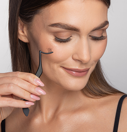 Un modèle utilisant un applicateur de cils