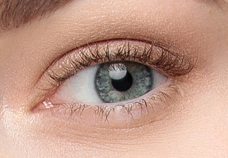 Gros plan d'un oeil avec des cils courts