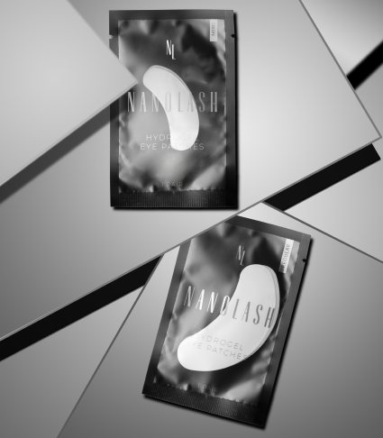 Patchs oculaires en hydrogel sur fond complètement noir