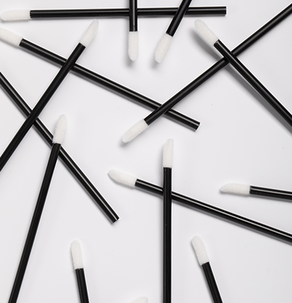 De nombreux applicateurs non pelucheux couchés ensemble