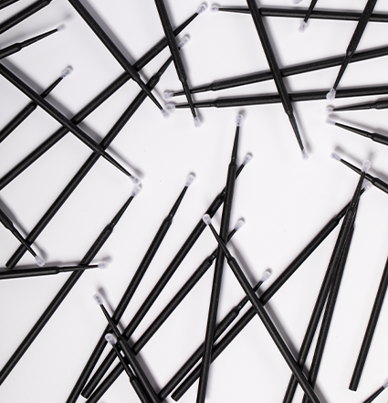 Plusieurs applicateurs de microbrosses posés ensemble