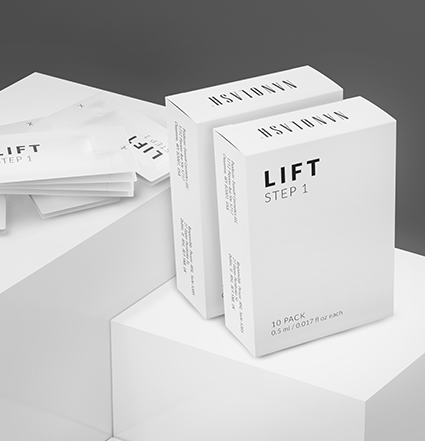 Activateurs Nanolash Lash Lift posés sur des boîtes blanches