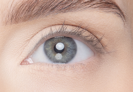 Gros plan d'un oeil avec des cils courts