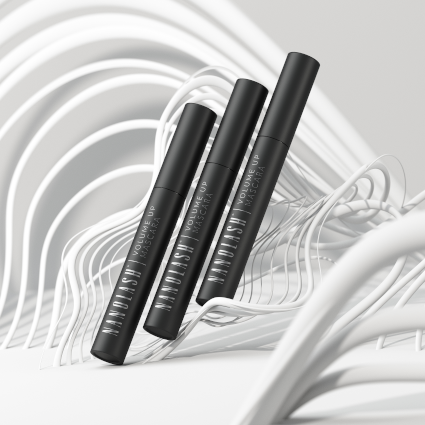 Trois mascaras placés en angle sur un fond blanc